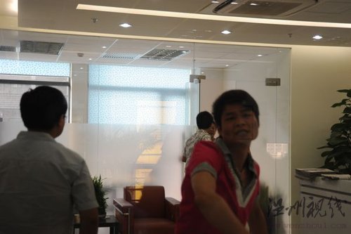 自称“霸王”员工者冲击每日经济新闻(组图)