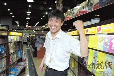 胡忠为他的纸老虎而骄傲。图/CFP 胡忠为他的纸老虎而骄傲。图/CFP