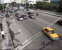 一个急刹引发马路互殴 两司机“路怒症”大爆发