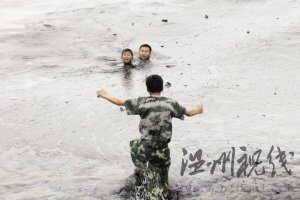 摄影师334秒记录大连清污消防员牺牲过程(组图)