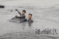 摄影记者是冷血动物吗？ 眼睁睁看着清污消防员牺牲