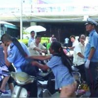 违反交规泼妇耍流氓 南京63岁泼妇当街脱裤 用裤子抽