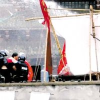 广东韶关强拆＂钉子楼＂ 屋主扔自制燃烧弹