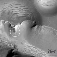 美探测器拍到火星表面石碑状巨石引关注