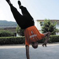 70年天天练功 乐清83岁老人单手倒立绝活