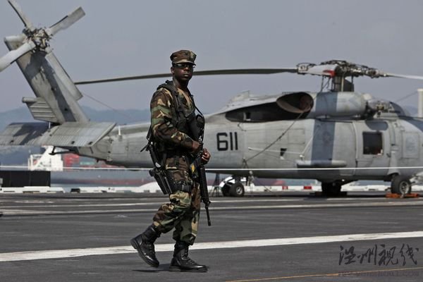 资料图片:美军士兵在航母甲板上巡逻。