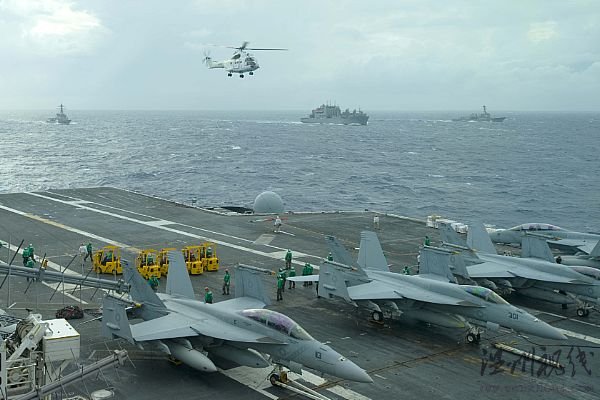 2010年8月9日,太平洋,美国海上补给司令部下辖的干货与弹药补给船USNS Amelia Earhart (T-AKE 6)正在为美国海军“华盛顿”号核动力航母(CVN 73)进行补给,一架SA-330J美洲豹直升机正在对“华盛顿”号进行垂直补给。