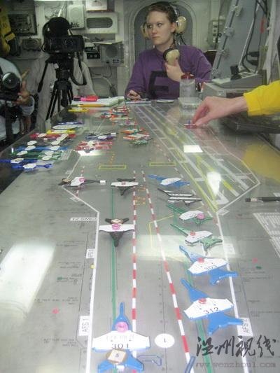 环球网资料图:越南电视台登上美航母所拍摄画面。