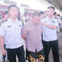 妻子同学会后闹离婚 丈夫床上将其斩首