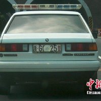 金丽温高速上一警车用光盘遮车牌行驶