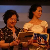 王艳与老佛爷赵敏芬8年后再聚首 真挚“忘年交”真