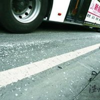 上海重卡大钢管捆扎不牢管道穿入公交车厢致售票员