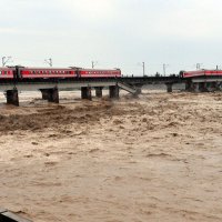 广汉客运列车2车厢坠河 宝成线下行中断