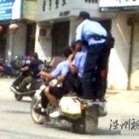 温州四名协警共乘一辆摩托车违章被辞退 网友看法不