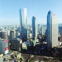 南京的天空呈现出海水一般的湛蓝 云朵仿佛触手可及