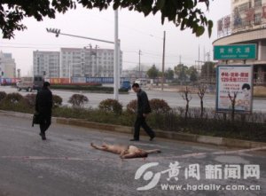 图文：湖北闹市发现裸体男尸 多处有伤痕
