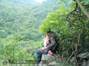 男子为逼离异妻子现身 怀抱2岁女儿欲跳山(图)