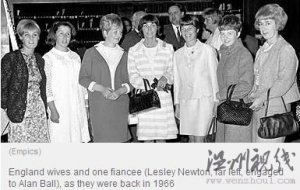 英太太团先辈原是贤内助 坐公交看球住廉租公寓