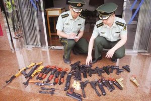 小学生持仿真枪上学称为防身(图)