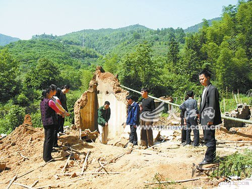 8米高土墙倒塌致玩耍男孩2死1伤(组图)