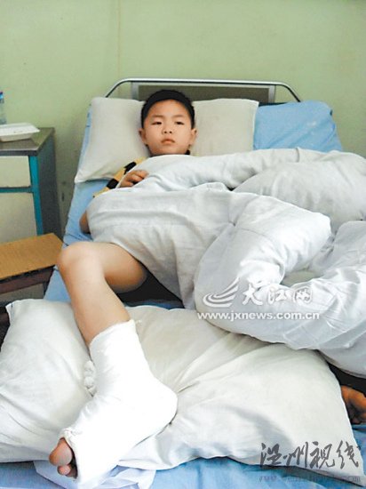 8米高土墙倒塌致玩耍男孩2死1伤(组图)