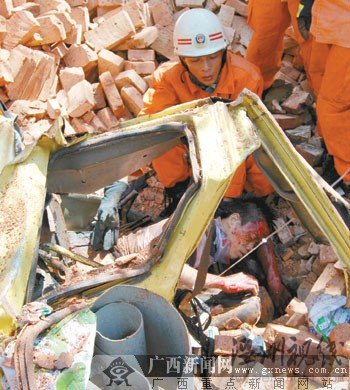 货车刹车失灵与运砖车相撞致1死3伤(组图)