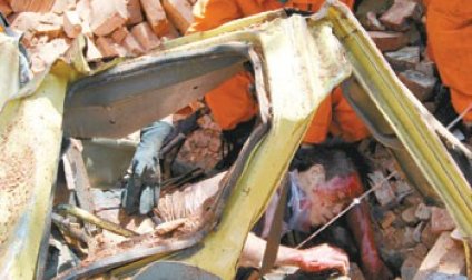 货车刹车失灵与运砖车相撞致1死3伤(组图)