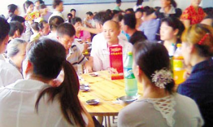 干部在政府大院为儿摆婚宴 部分办公室摆桌设席