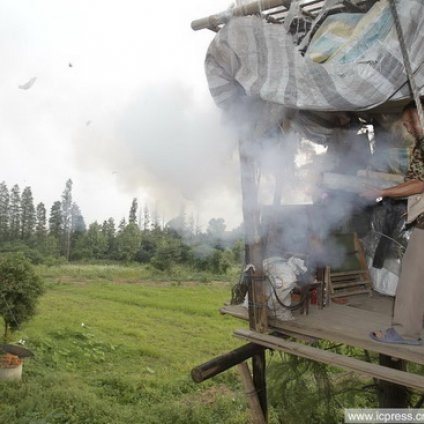 村民制土炮搭8米炮台 曾轰退百人拆迁队(组图)