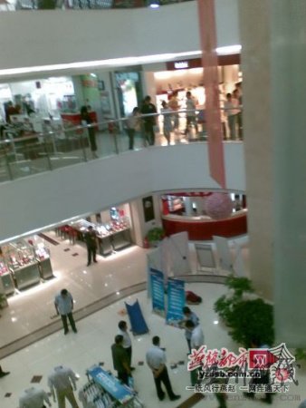 男子商厦里翻爬8楼栏杆后跳下身亡