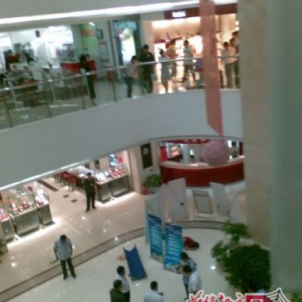 男子商厦里翻爬8楼栏杆后跳下身亡