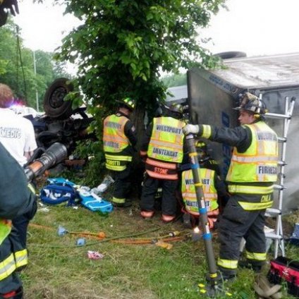 美国男子自称耶稣在公路裸奔致5车相撞(图)