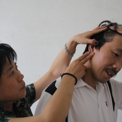 中学教师为保护学生遭社会青年群殴(图)