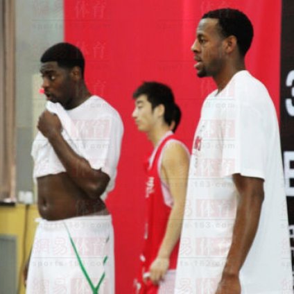 小AI携埃文斯访华训练小球员 职业道德令人叹服