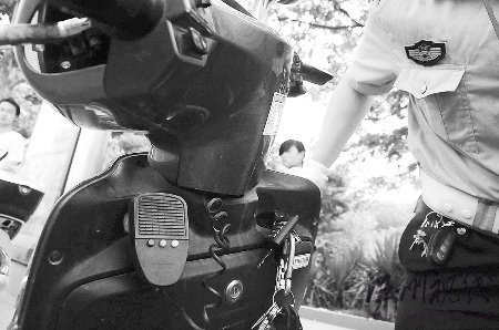 市民在电动车上装警报器骑车时鸣警笛逆行