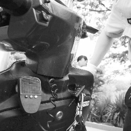 市民在电动车上装警报器 骑车时鸣警笛逆行