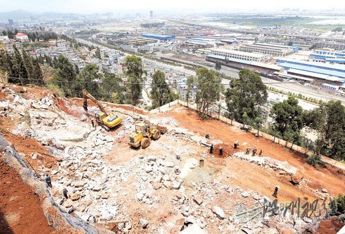 赛马场违规开山建房上千平米毁坏滇池面山(图)