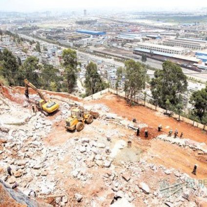 赛马场违规开山建房上千平米 毁坏滇池面山(图)