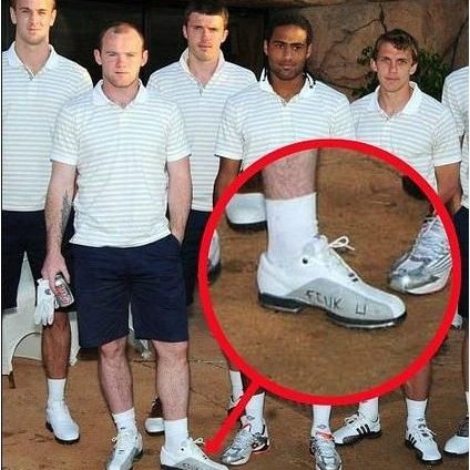 英媒曝鲁尼首战之前大喝可乐 鞋帮上写