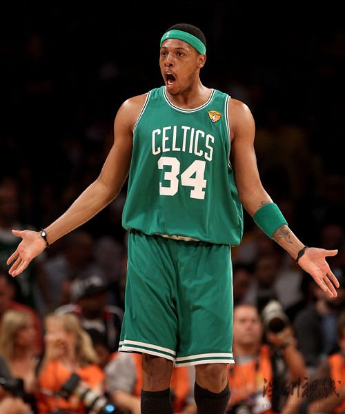 皮尔斯受困湖人防守 向裁判投诉表情夸张(图)