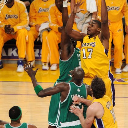 拜纳姆铁肘打翻内线强敌 强忍膝伤作战已到极限