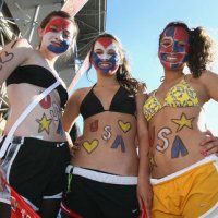 图文：美女球迷秀性感 打造场外最靓丽风景线