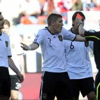 图文:克洛泽红牌队友围堵裁判 小猪奋力申诉无果