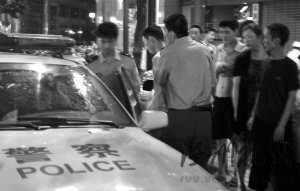 男子用鲜血在枕头上写110从28楼扔下报警(图)