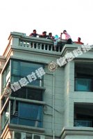 年轻女子登30楼楼顶自杀被救(图)