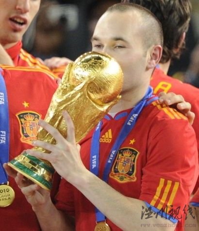 西班牙领奖换上传统红色球衣 冠军衫已印一颗星