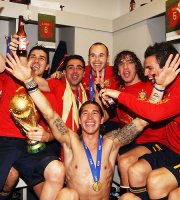 独家：哈维普约尔带头发疯欢庆 更衣室疯狂饮酒