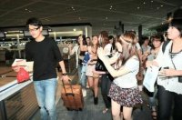 内田笃人前往沙尔克04报到 美女粉丝蜂拥送行