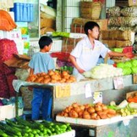 务工者子女经营摊档 有孩子称赚钱就行读书无用