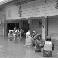 邮局仓库被淹 消防员抢出200份高考录取通知书